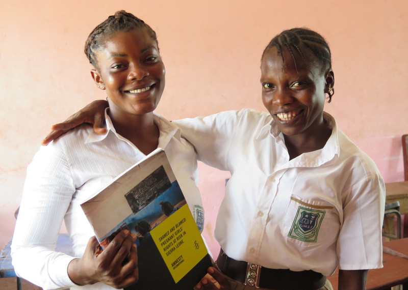 طالبات المدارس يحتفلن بينما ترفع سيراليون الحظر المفروض على الفتيات الحوامل للحصول على التعليم. المصدر: منظمة العفو الدولية.