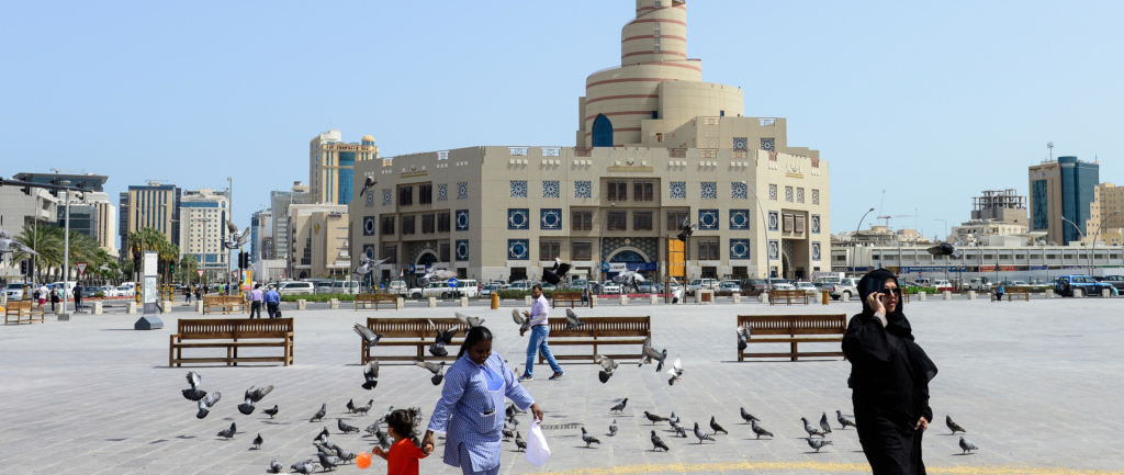 عاملة منزلية تمسك بيد طفلة في الدوحة، قطر. © Joerg Boethling/Alamy Stock Photo