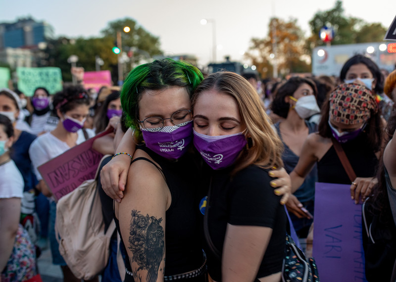 نساء يرتدين أقنعة للوجه شوهدن خلال مظاهرة ضد ما حصل مؤخراً من جرائم قتل النساء والعنف ضدهن في اسطنبول، تركيا في 5 أغسطس/آب 2020.  © NurPhoto via Getty Images
