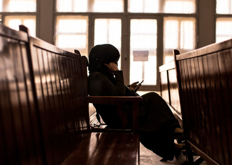 A woman attends the first session of a trial before the specialized criminal chamber in Gafsa, Tunisia, on 26 September 2018. The trial followed investigations carried out by the country's Truth and Dignity Commission. © Amnesty International / Callum Francis Redfern