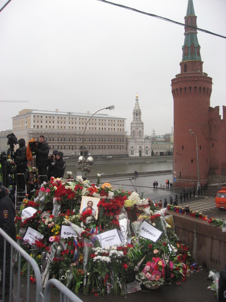 Mourners placed flowers at the site near the Kremlin where Boris Nemtsov was killed. © Amnesty International
