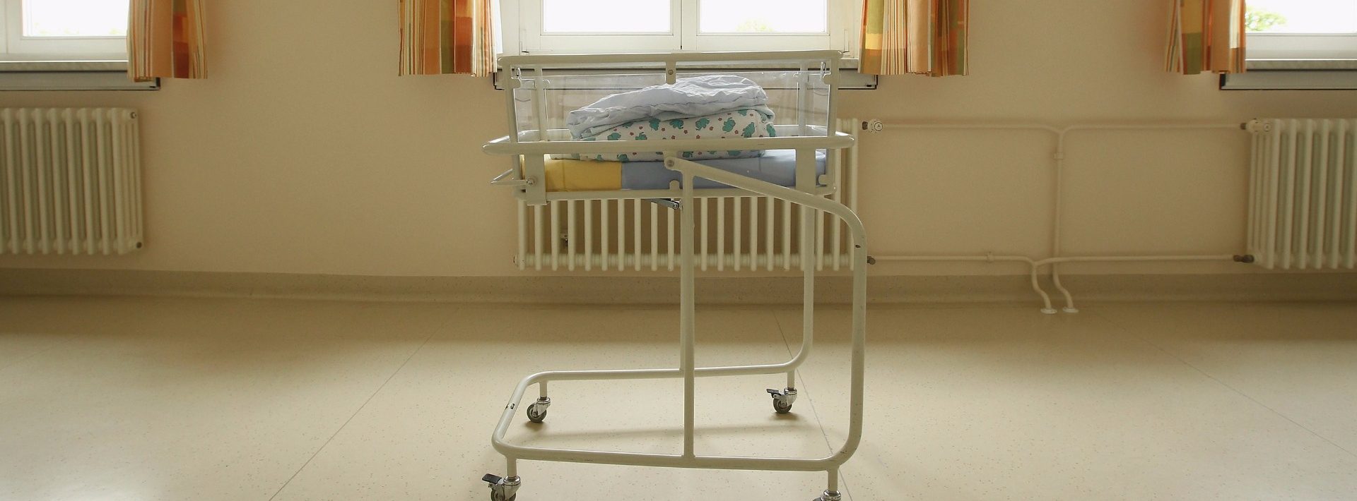 An empty baby cot stands in the maternity ward of a hospital in Germany.