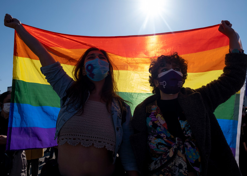 Women and LGBTQ activists in Istanbul protest Turkey’s withdrawal from the Istanbul Convention.  © NurPhoto via Getty Images