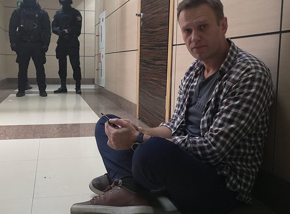 Russia: Alleged Poisoning Of Opposition Leader Aleksei Navalny Must Be ...