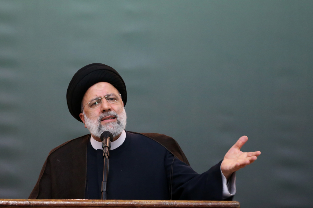 El expresidente iraní Ebrahim Raisí dando un discurso 