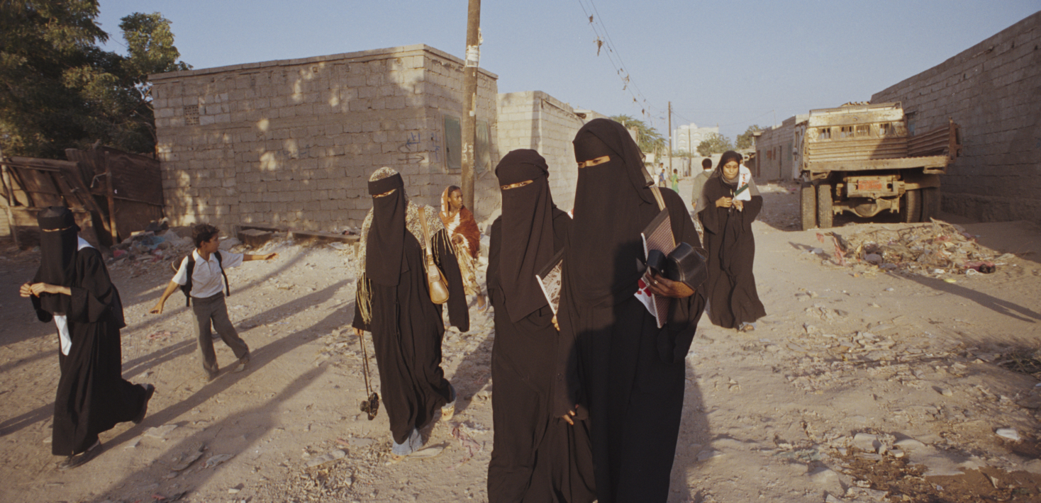 Women wearing the abaya and niqab in Aden, Yemen, 2004. ges