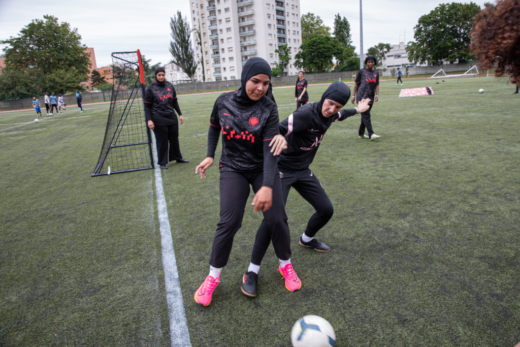 Evento organizado por Les Hijabeuses, colectivo de futbolistas que hace campaña para revocar la prohibición del hiyab en el fútbol francés.