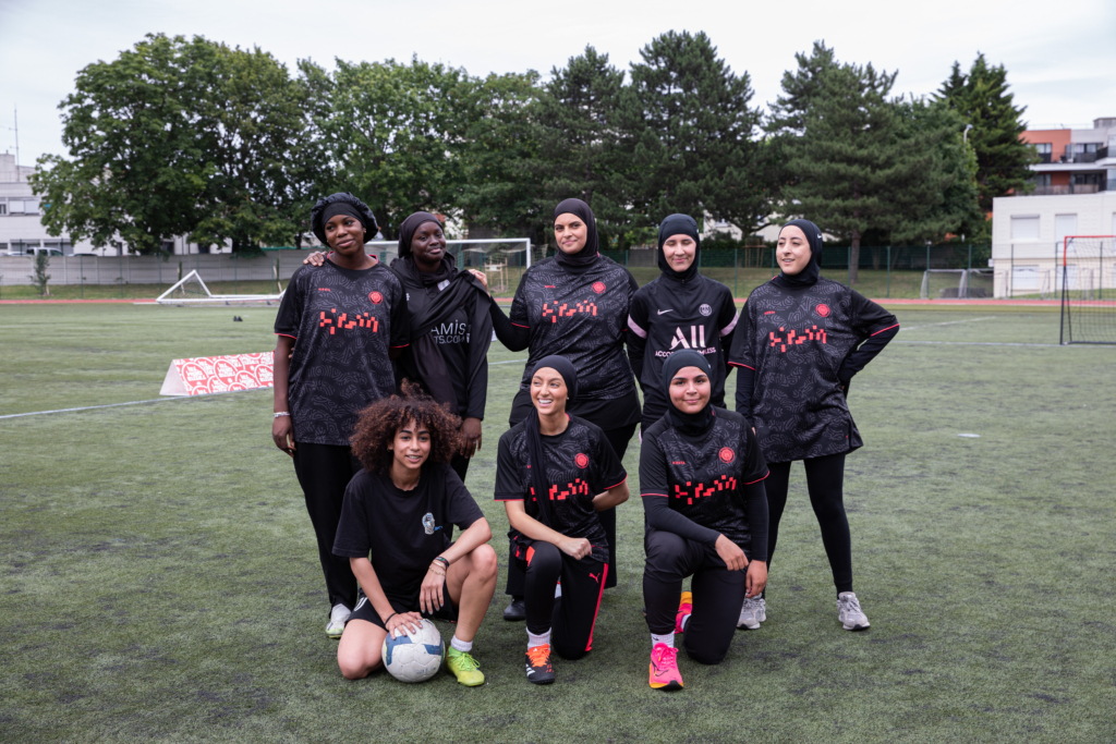 Evento organizado por Les Hijabeuses, colectivo de futbolistas que hace campaña para revocar la prohibición del hiyab en el fútbol francés.