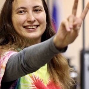 Aleksandra Skochilenko makes a peace sign at the camera.