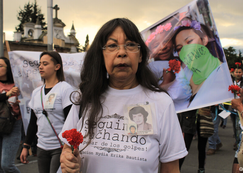 Yanette Bautista, entre un grupo de mujeres, durante un atardecer en Colombia.