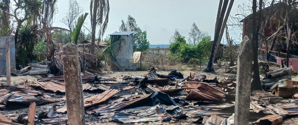 Casa destruida y árboles quemados tras los combates entre el ejército de Myanmar y el Ejército de Arakán.