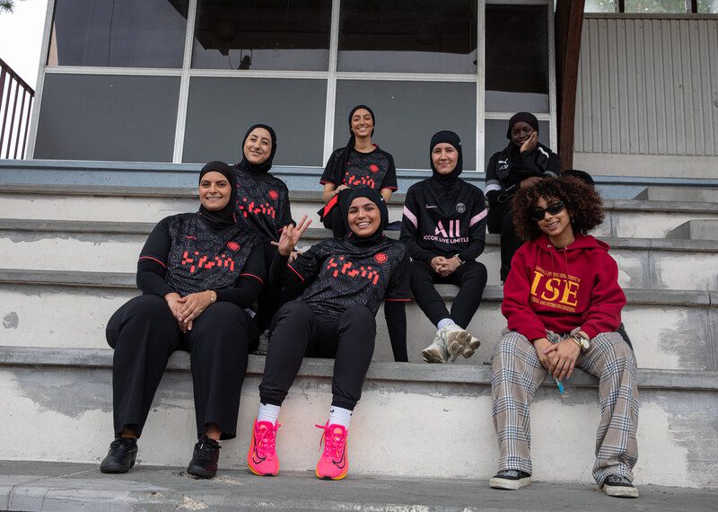 Grupo de mujeres futbolistas que llevan hiyab posan para una foto de grupo.