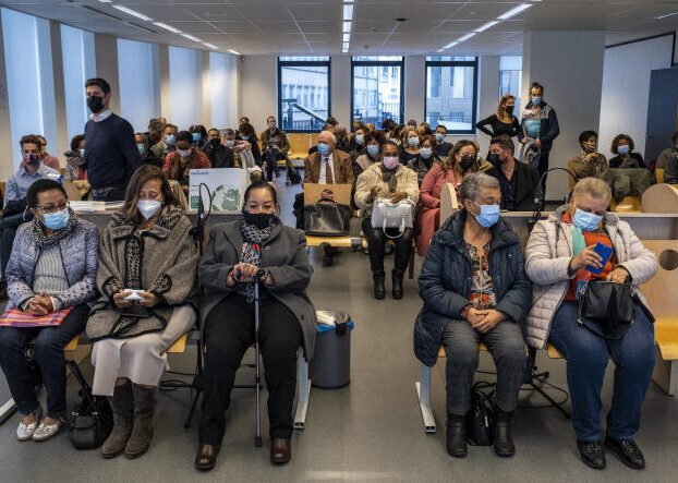 Un grupo de mujeres métis esperan sentadas en una sala.