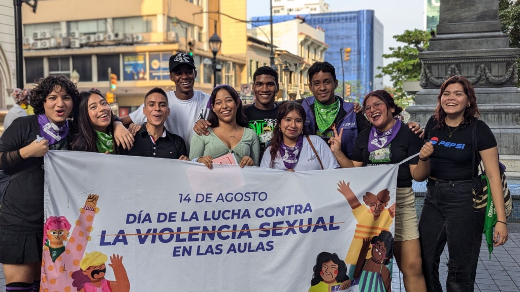 Mobilization against sexual violence in schools by the Youth Movement of Guayaquil. Photo credit: CEPAM-Guayaquil.