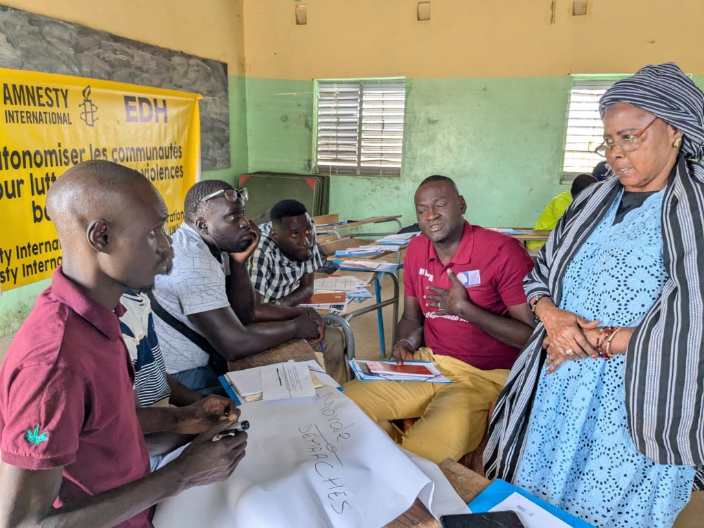 Mariame Dabo durante una sesión de fortalecimiento de las capacidades sobre la violencia de género en Tabadian Dialico, este de Senegal.