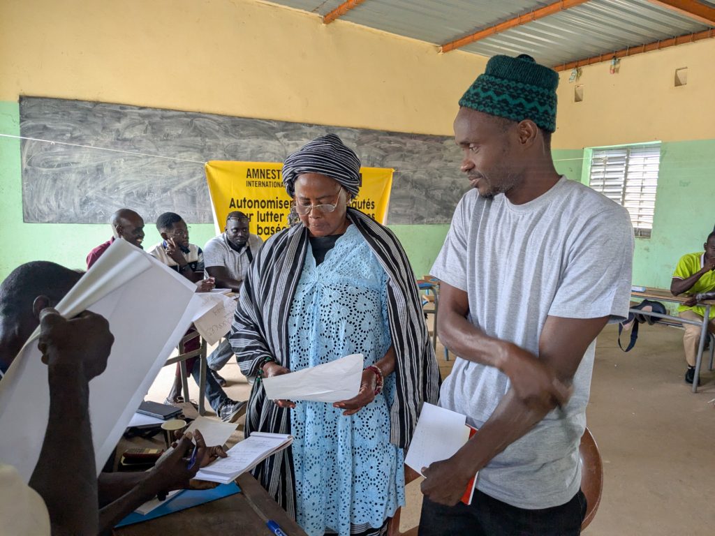 Mariame Dabo durante una sesión de fortalecimiento de las capacidades sobre la violencia de género en Tabadian Dialico, este de Senegal.