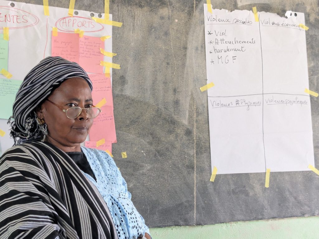 Mariame Dabo durante una sesión de fortalecimiento de las capacidades sobre la violencia de género en Tabadian Dialico, este de Senegal.