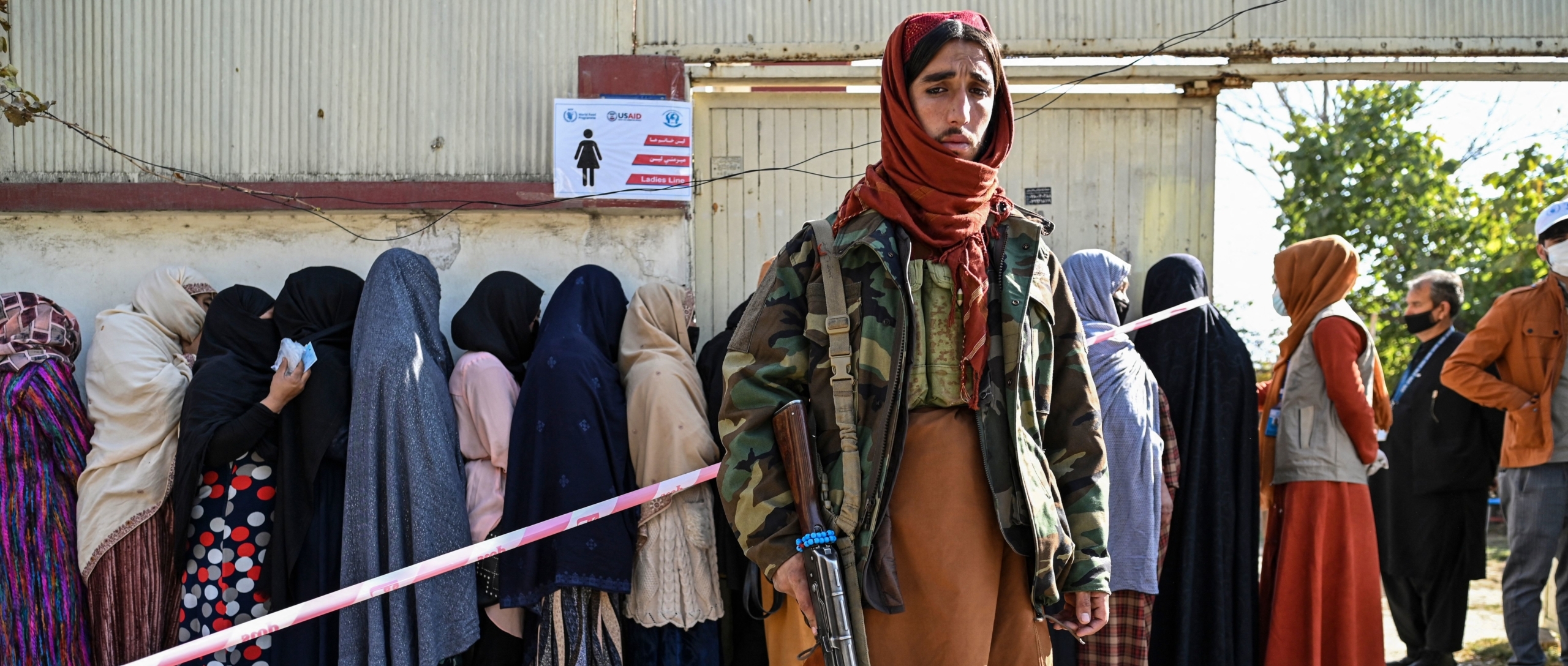 Afganistán Las sobrevivientes de violencia de género, abandonadas tras la toma del poder por los talibanes - nueva investigación imagen