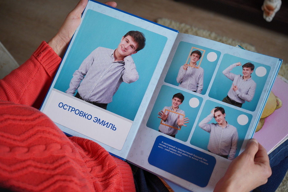 Una mujer mira un álbum con fotos de su hijo Emil. En las fotos, el muchacho sonríe y adopta diferentes poses.