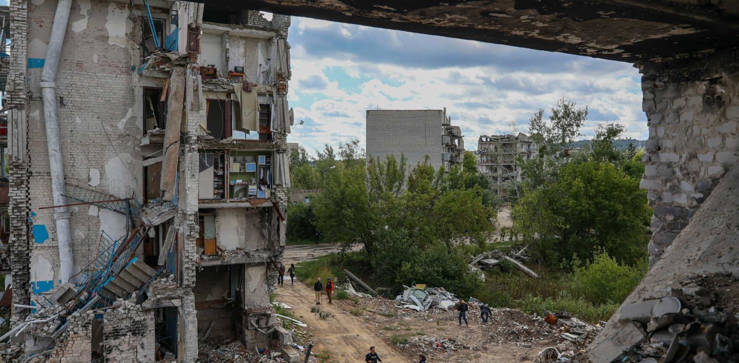 Bloque de viviendas parcialmente destruido en la ciudad de Izium, en la región de Járkov (Ucrania)
