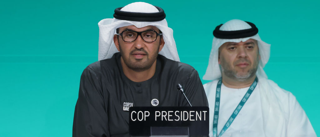 Sultan Ahmed al Jaber (iz.), presidente de la Conferencia sobre el Cambio Climático COP28, y Majid al Suwaidi, director general de la COP28, asisten a una sesión plenaria el decimoprimer día de la Conferencia, cuando las negociaciones entran en su fase final el 11 de diciembre de 2023 en Dubái (Emiratos Árabes Unidos).