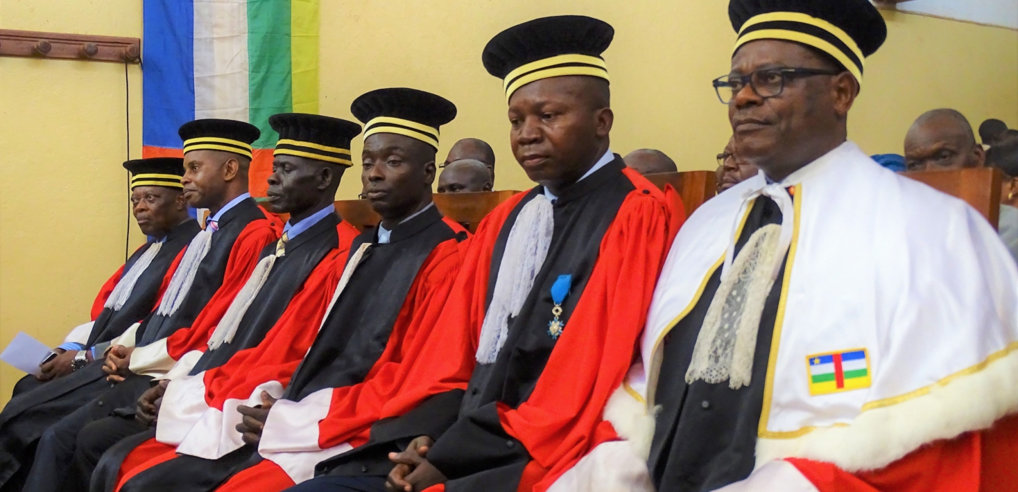 El fiscal Toussaint Mutazini (derecha) junto a los otros cinco magistrados del Tribunal Penal Especial en la Asamblea Nacional, en Bangui.