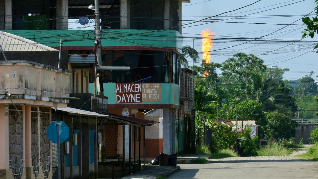 La emisión de gases y partículas tóxicas contribuye al cambio climático, afecta la salud de las comunidades locales y daña la biodiversidad de esta región vital.