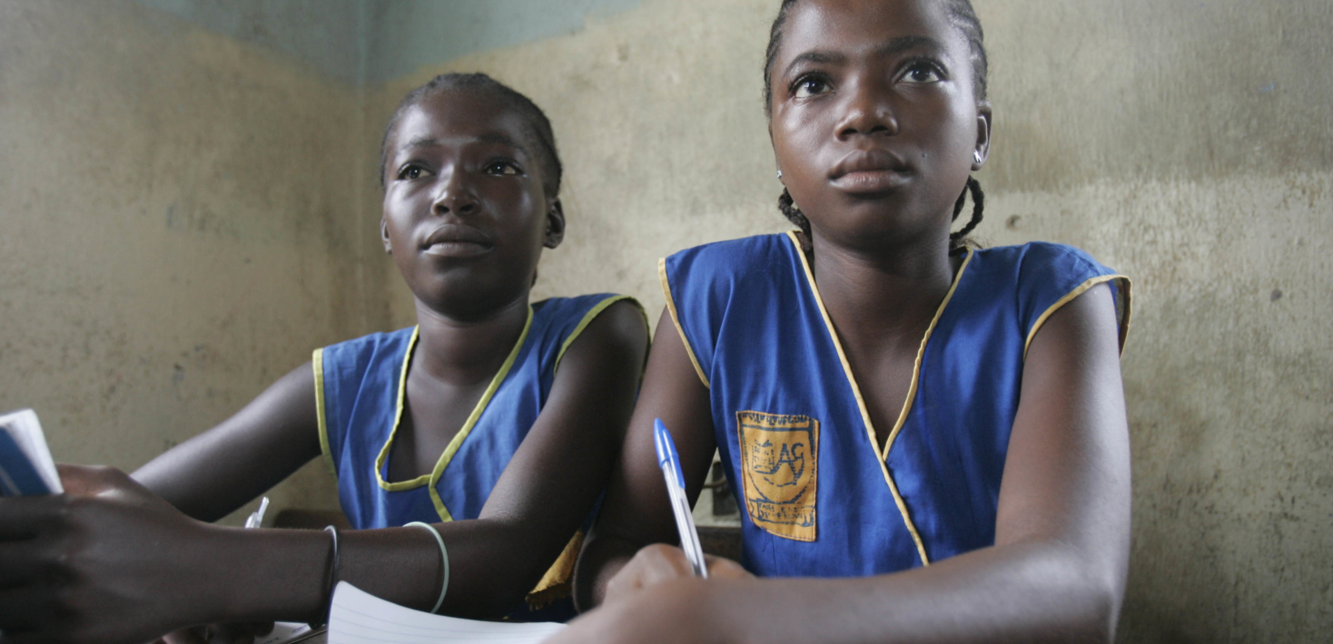 Dos niñas en un aula escolar en Kenema, Sierra Leona.