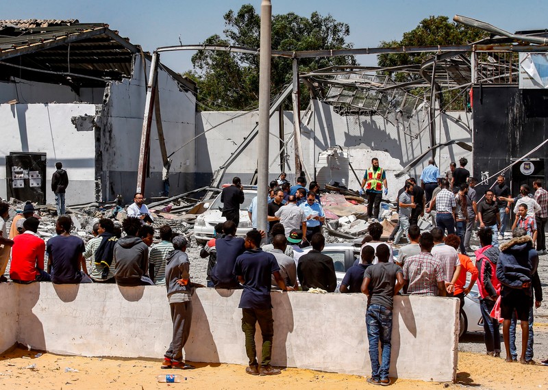 Migrantes congregados ante un centro de detención de Tajoura (Libia) en julio, tras un ataque aéreo contra un edificio cercano en el que murieron decenas de personas la noche anterior. © Mahmud Turkia/AFP/Getty Images