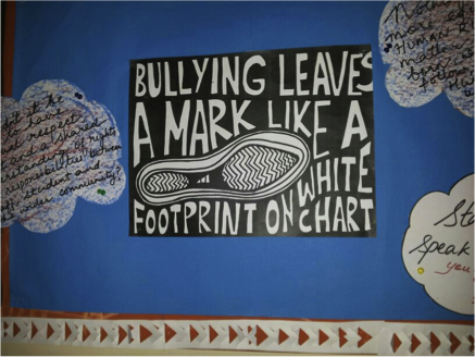 “El acoso escolar deja una marca como una huella en un papel en blanco”, dice un cartel en la Escuela Pública Delhi de Bangalore, India, mayo de 2015 © Amnesty International India