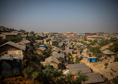 Campamentos saturados de personas refugiadas en terreno montañoso en el sudeste de Bangladesh albergan a más de 800.000 rohinyás que huyeron de Myanmar. © Amnesty International/Reza Shahriar Rahman