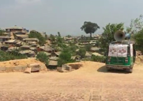 Un vehículo transmite con megáfonos a los campamentos consejos de salud sobre COVID-19. © Al Jazeera English