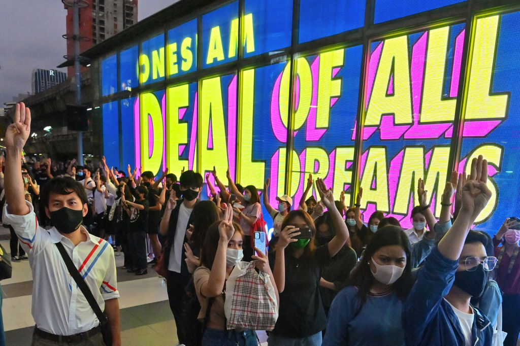 Manifestantes en favor de la democracia hacen el saludo de los tres dedos frente al centro comercial de Siam Paragon, en Bangkok, el 20 de octubre de 2020.