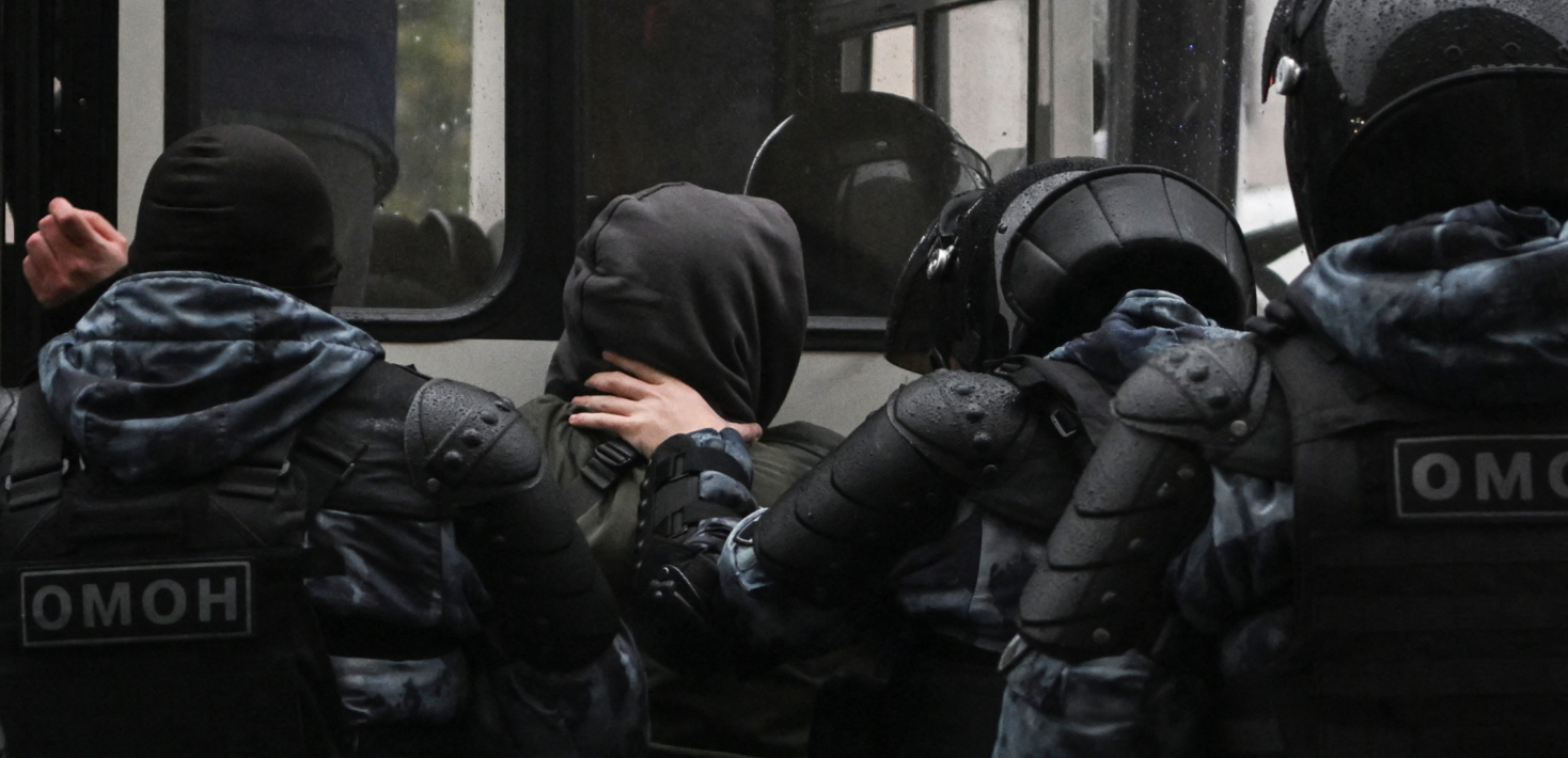 Agentes de la policía detienen a un hombre en Moscú el 24 de septiembre de 2022 tras llamamientos para protestar por la movilización parcial anunciada por el presidente ruso.