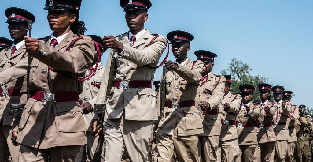 Oficiales de policía de Kenia con uniforme ceremonial marchan durante la conmemoración del 61º Día de Madaraka. Un contingente de la policía de Kenia está esperando su despliegue para liderar una Misión Multinacional de Apoyo a la Seguridad (MSS) a Haití.