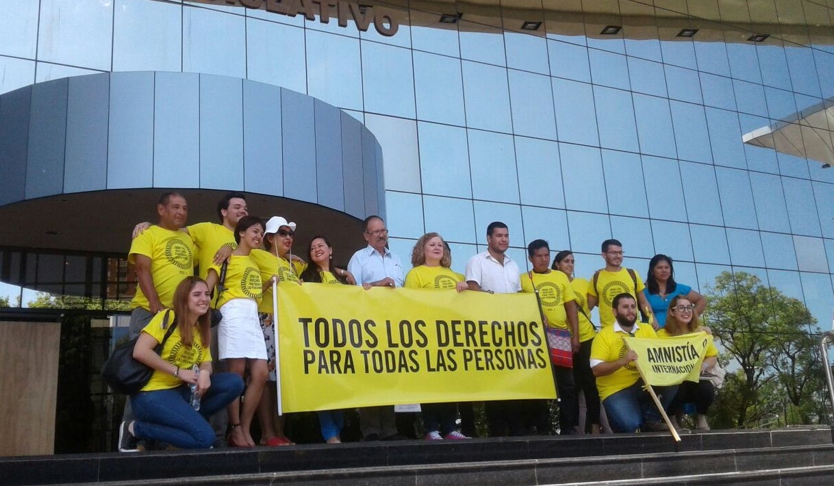 Activistas de Amnistía Internacional Paraguay manifestándose frente al Senado. Foto de archivo