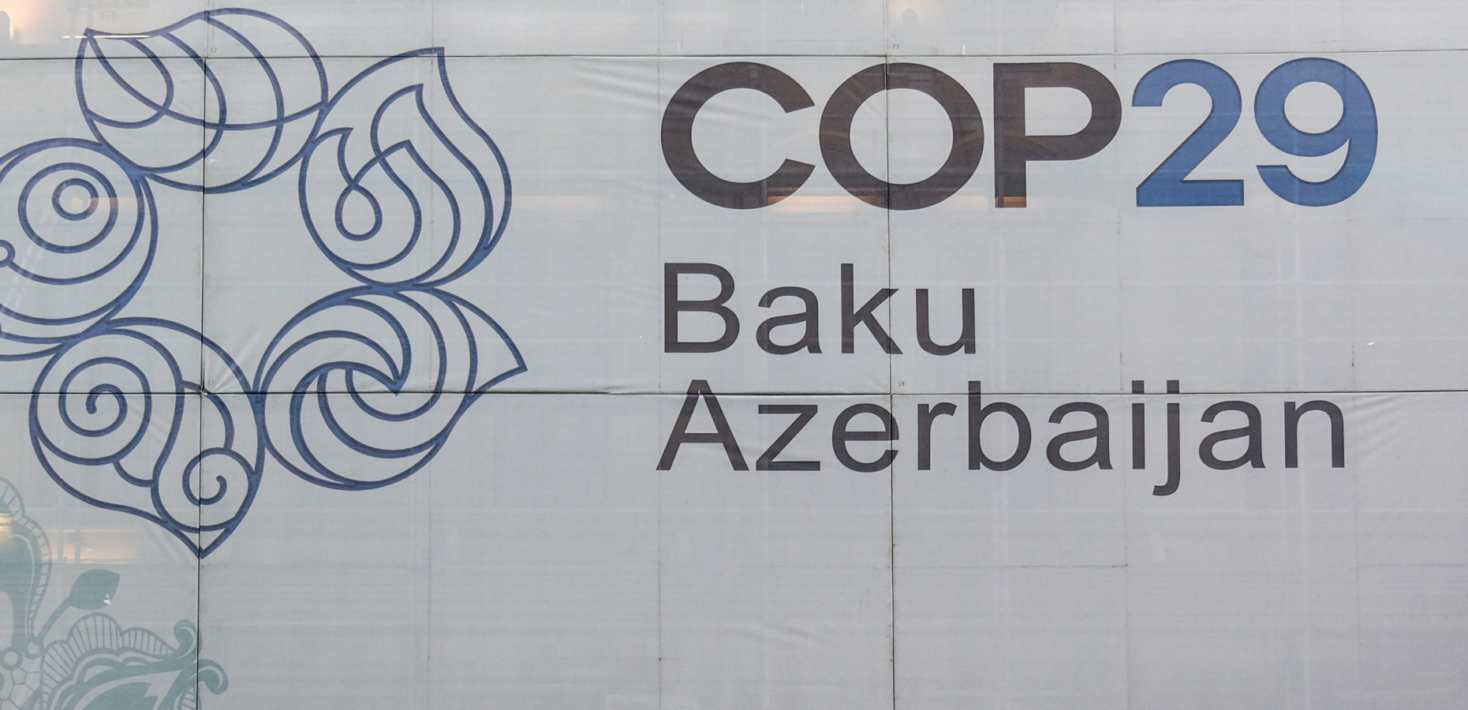 Una pancarta en un edificio de Bakú en el que se lee “COP29, Bakú, Azerbaiyán”.