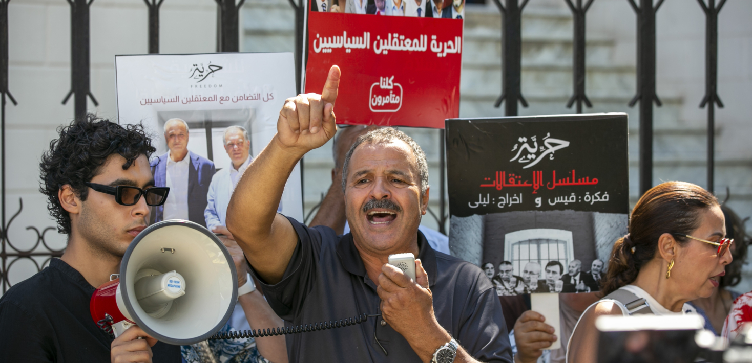 Des manifestant·e·s rassemblés devant la Cour suprême pour demander la libération des prisonniers et prisonnnières politiques, à Tunis, Tunisie le 7 septembre 2023.