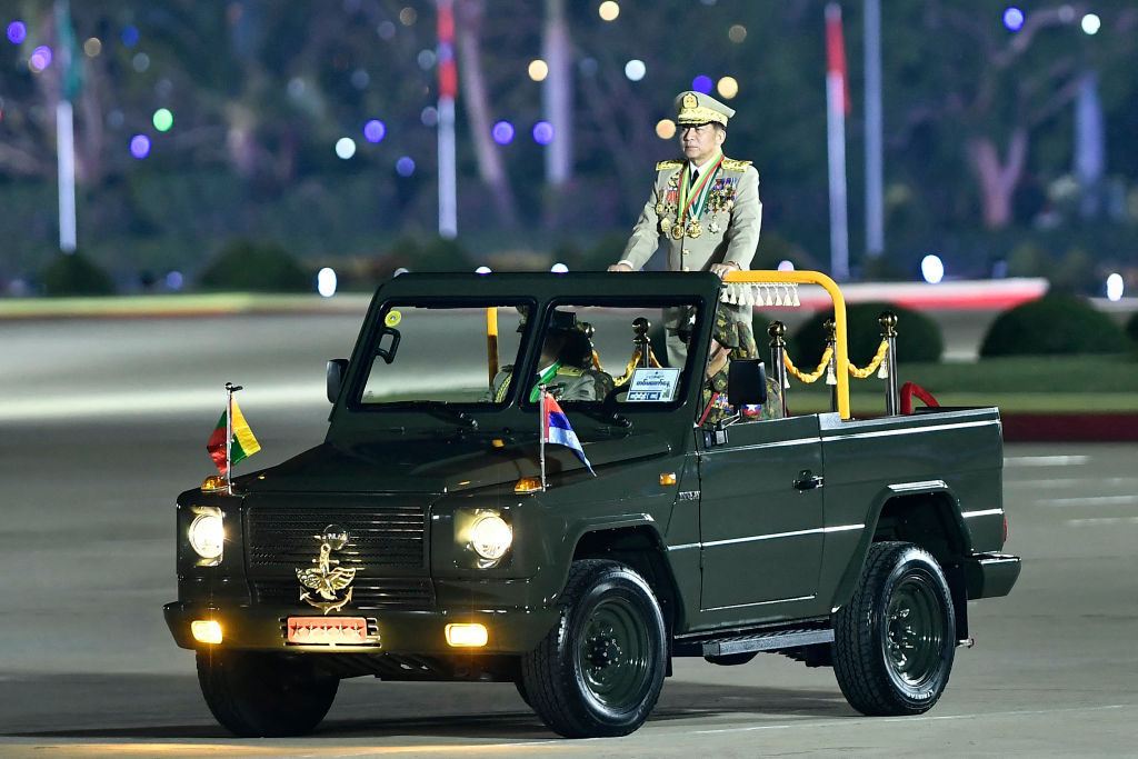 Un responsable de la junte militaire au Myanmar dans une jeep