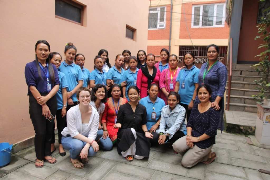 Punjita Pradhan (au milieu devant) avec d'autres militantes