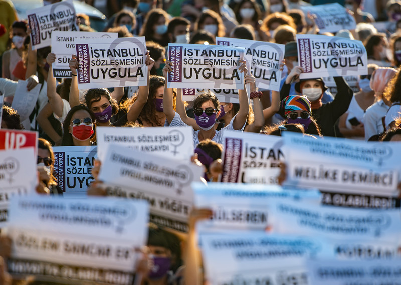Manifestation en faveur d’une meilleure application de la Convention d’Istanbul. © AFP via Getty Images
