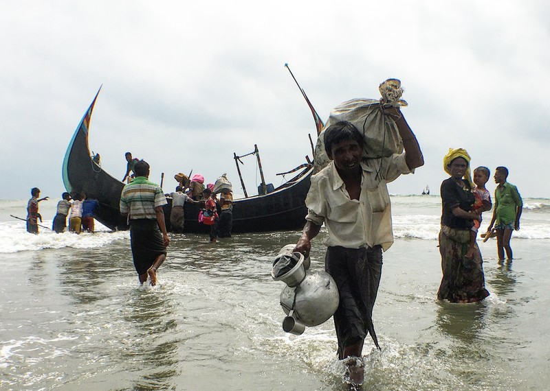 Des Rohingyas fuyant le nettoyage ethnique dans l'État d'Arakin, dans le nord du Myanmar arrivent sur la plage de Cox's Bazar, au Bangladesh. © Amnesty International