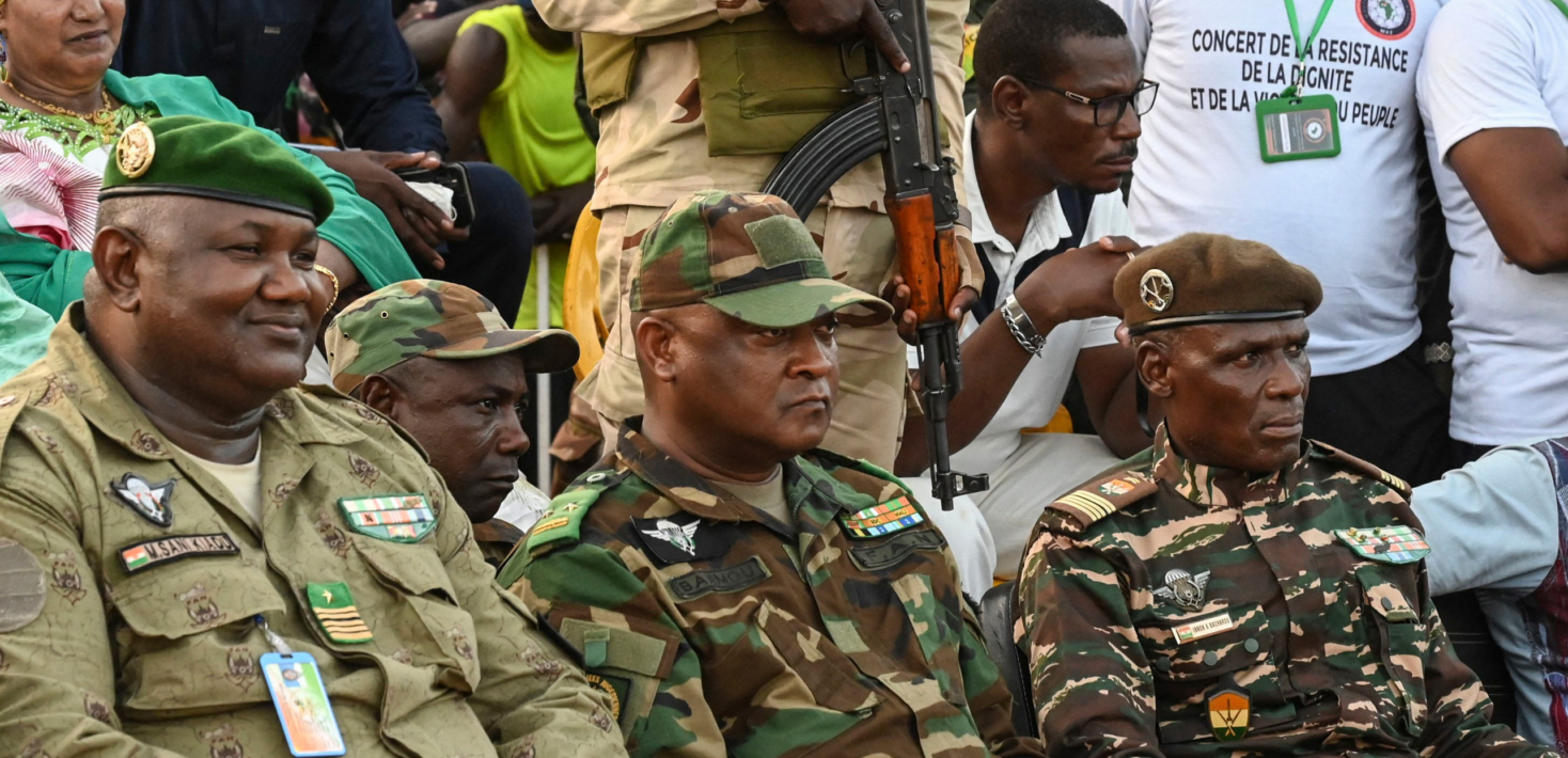Le colonel Mamane Sani Kiaou (à gauche), le général Moussan Salaou Barmou (au centre) et le colonel Ibroh Bachirou (à droite) assistant à un concert de soutien au CNSP à Niamey le 10 septembre 2023.