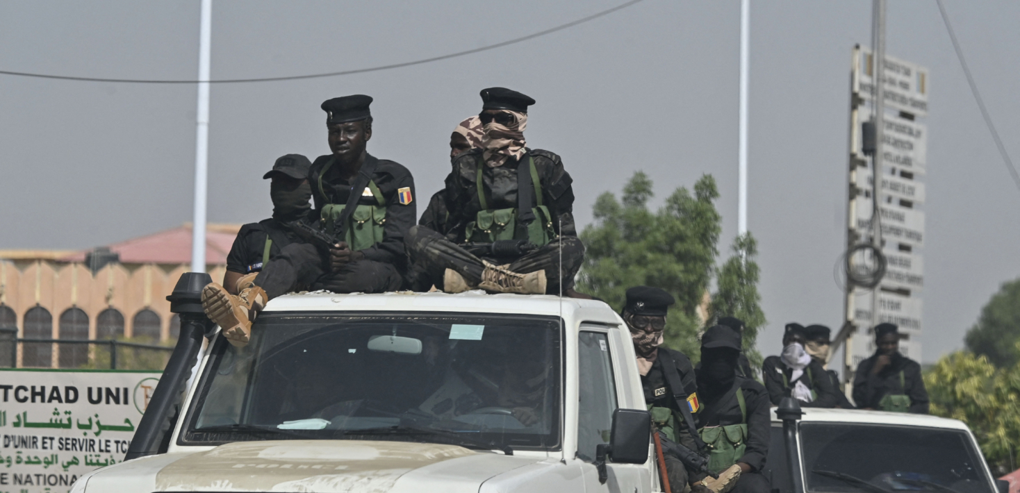 Des policiers tchadiens patrouillent dans les rues de N'Djamena le 10 mai 2024