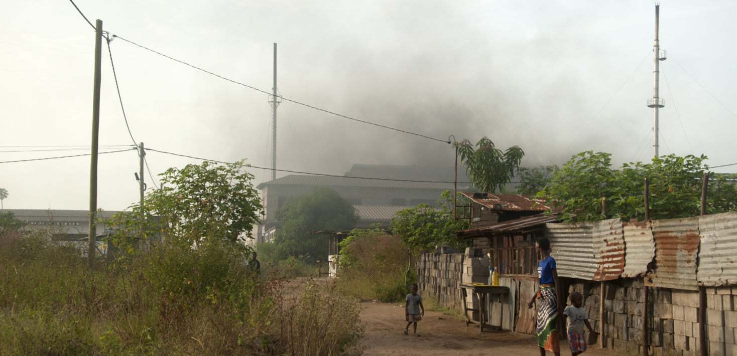 Emissions de fumée provenant de l'usine Metssa Congo, à Vindoulou